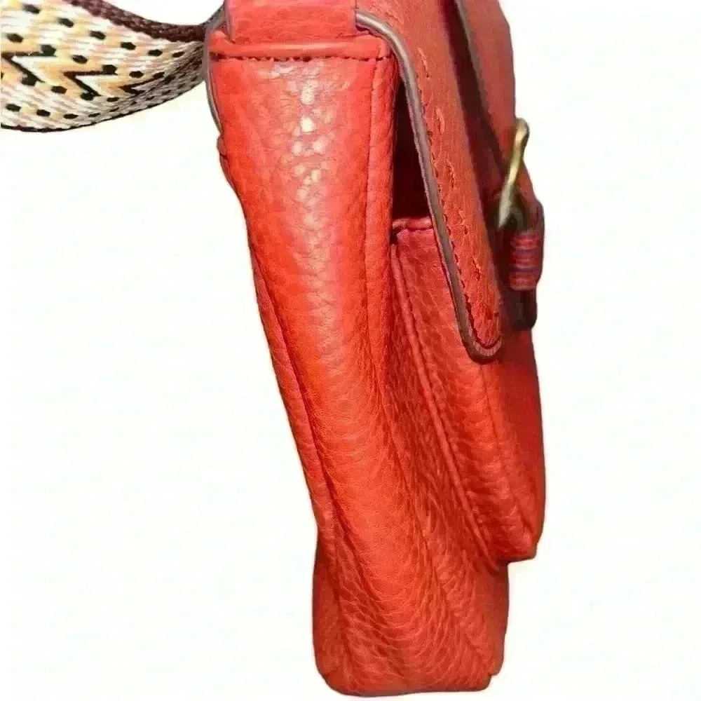 a.n.a medium PURSE W RED PEBBLED FAUX LEATHER TAN GUITAR STRAP - Picture 6 of 14